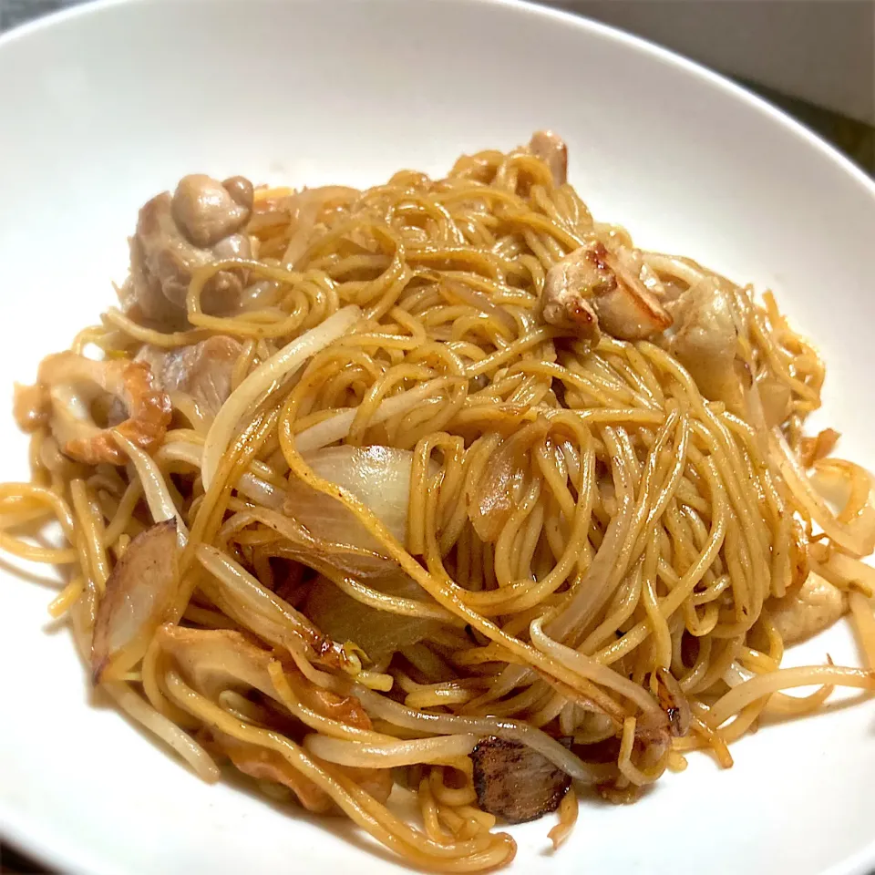 今夜は、鶏油で炒めたチキン焼きそばを頂きました😄🎉👍|ギムレットさん