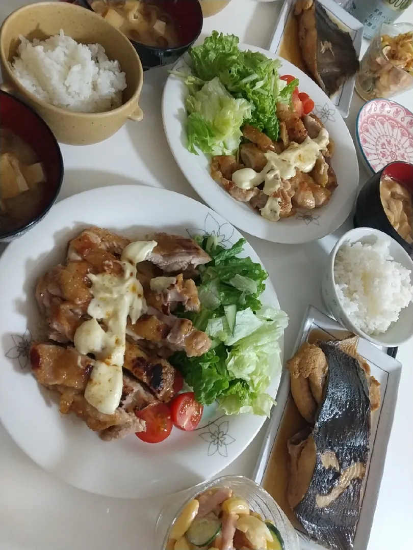 Snapdishの料理写真:夕食(*^^*)
チキンのバターソテーラクレットチーズかけ&サラダ🥗
煮魚(子持ちカレイ)
マカロンサラダ(ベーコン、きゅうり、卵)
お味噌汁(なめこ、油揚げ、豆腐)|プリン☆さん