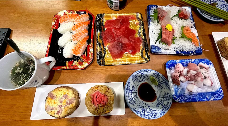 Snapdishの料理写真:〆はわさび醤油酢めしで！ #夕飯　海老寿司、刺身各種、おむすび、ワカメスープ|ms903さん