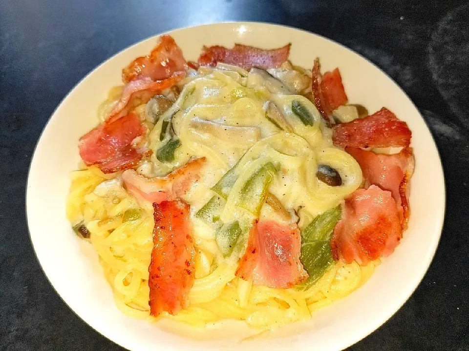 Snapdishの料理写真:夜勤明け久しぶりにベーコントッピングクリームパスタ（SBさんの濃いクリームシチュー使用）他チーズ・バター・牛乳・にんにく油使用|Tarou  Masayukiさん