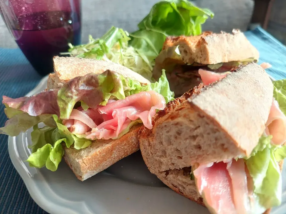 Snapdishの料理写真:ライ麦パンの生ハムサンド|しあるさん