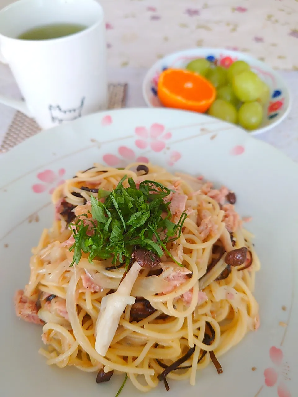 Snapdishの料理写真:お昼は？

塩昆布とシメジ、ツナの和風パスタ|🍒ふみりん🍒さん