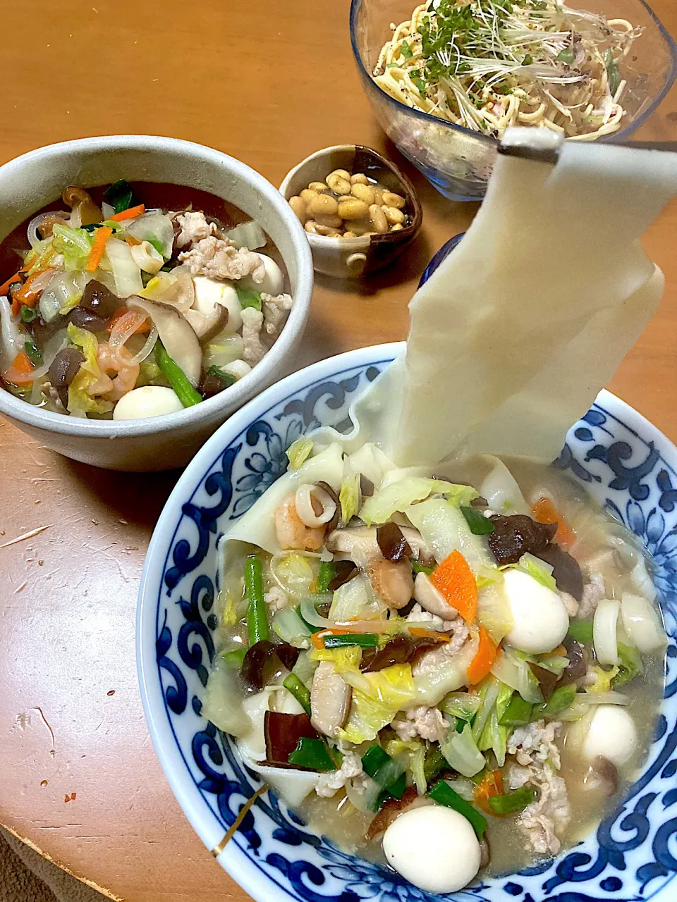 ひもかわうどんで中華あんかけつけ麺😍義母から貰ったスパサラダと麺かぶり笑|さくたえさん