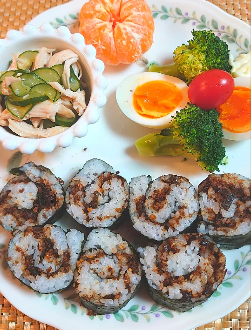 カツオオカカ海苔巻き、ササミとキュウリ和え、野菜で朝ご飯🌅|ポチさん