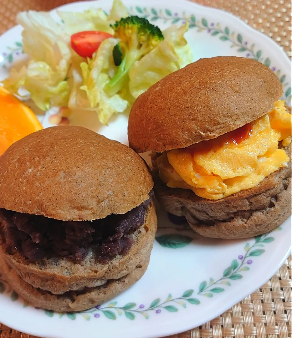 ローソンの全粒粉パンでバーガー(あんこバター、卵チーズ)で朝ご飯🌅|ポチさん