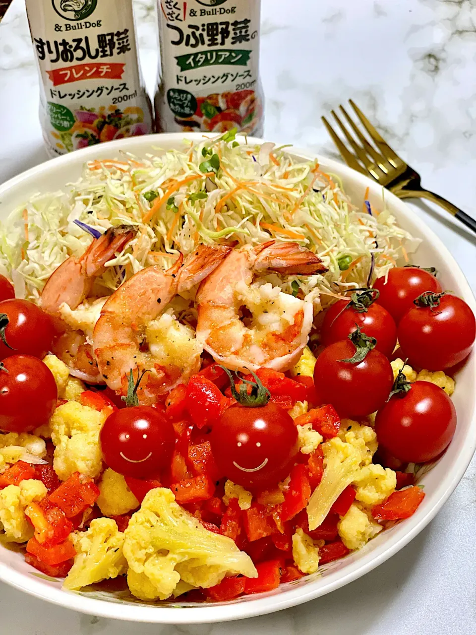 私のサラダ🥗カリフラワーとパプリカとボイルエビ🍤をフレンチドレッシングで和えてます🍀笑顔のミニトマト🍅←購入した時からお顔が描いてあるんですよ☺️|くぅちゃんさん