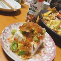 冷奴のオニオンとアボカドのせ   ざくざくつぶ野菜のイタリアンドレッシングソース|みかんさん