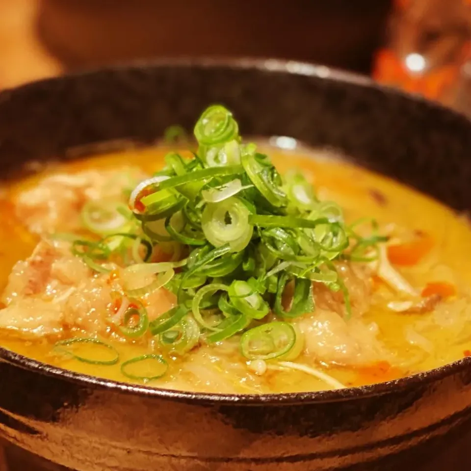 Dinner Tonight 
Coconut Chicken Curry season with Thai Green Paste cooked in Onions, Mushrooms , Stock 
With Garlic Rice 🍚 
#curry #full #thaicurry #homecookin|Emanuel Hayashiさん