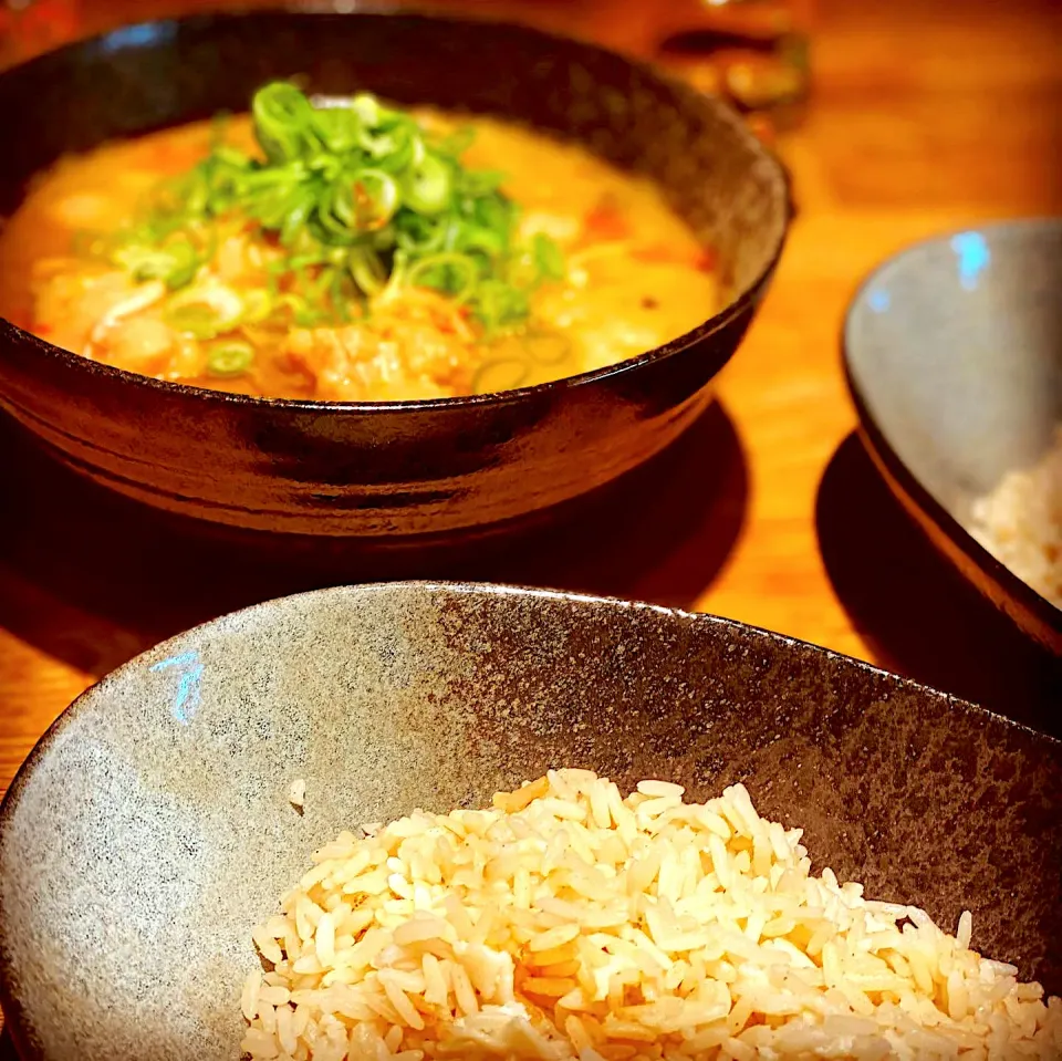 Dinner Tonight 
Coconut Chicken Curry season with Thai Green Paste cooked in Onions, Mushrooms , Stock 
With Garlic Rice 🍚 
#curry #full #thaicurry #homecookin|Emanuel Hayashiさん