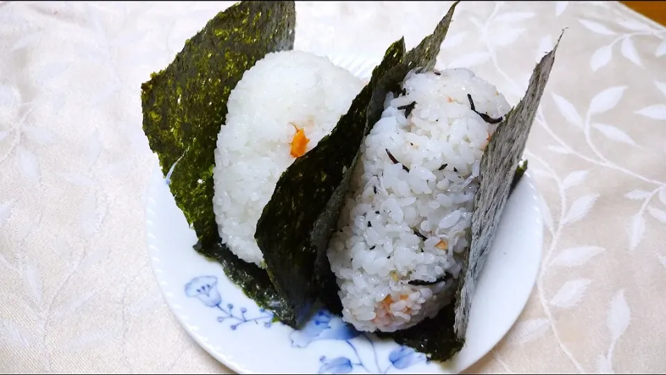 1/30の夜勤弁当🍙
おにぎり2種
塩鮭のおにぎり、
梅干しとじゃことひじきのおにぎり|卯月さん