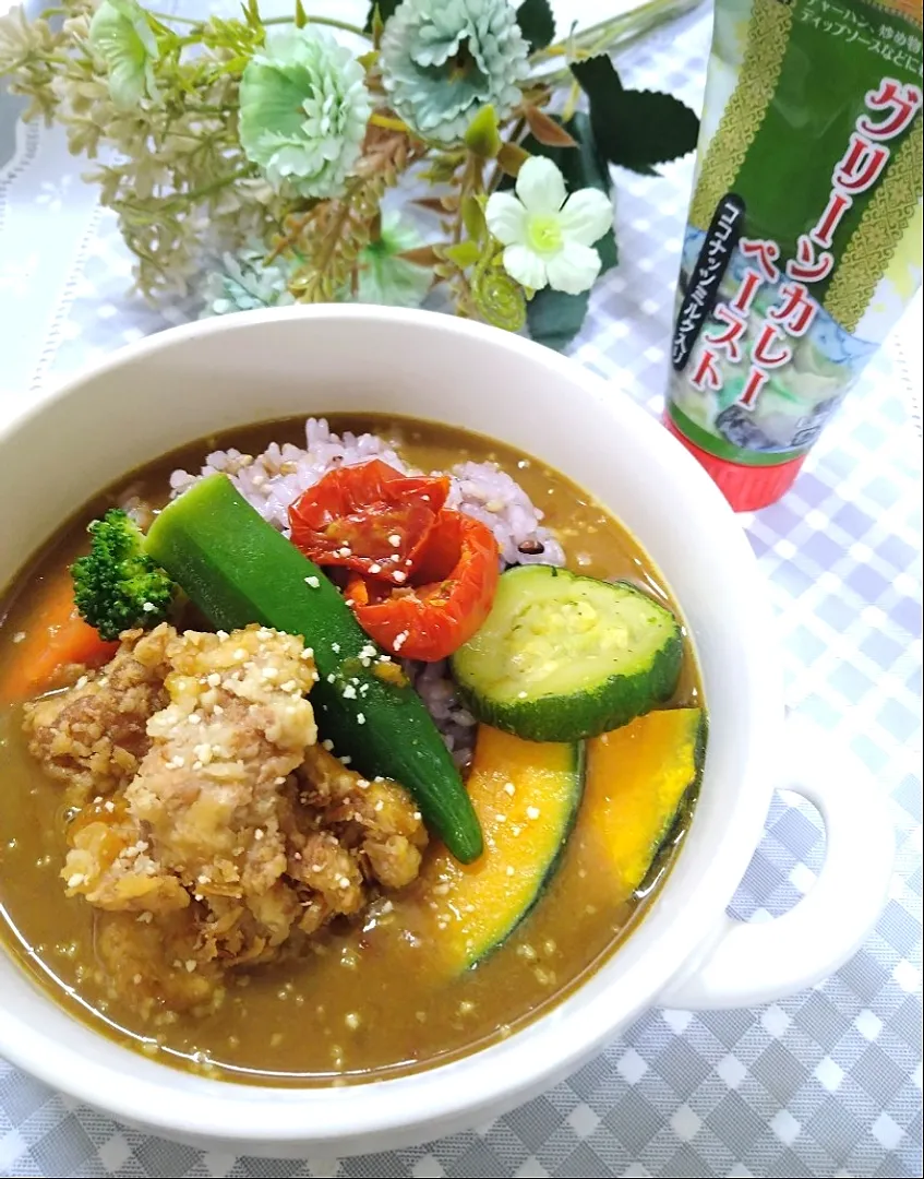 Snapdishの料理写真:グリーンカレーにからあげと
温野菜のっけちゃいました◡̈⋆|fumi ◡̈⋆さん