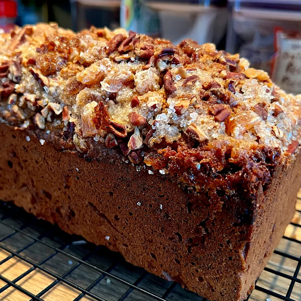 Banana bread with a pecan, sugar, and crystallized ginger topping|Dean M Rogersさん