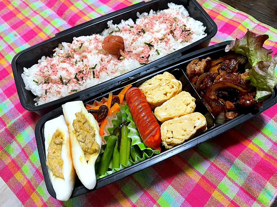 Snapdishの料理写真:お弁当★豚肉と玉ねぎの甘辛、甘辛卵、いんげんの塩昆布バター、キャロットラペ、はんぺんのツナマヨカレーサンド|ハルさん