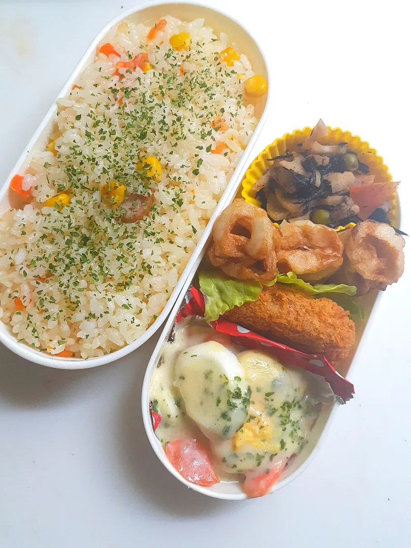 Snapdishの料理写真:☆中学生弁当☆ウィンナーピラフ、ひじき、竹輪天ぷら、海老カツ、ポテト卵グラタン|ｼｮｺﾗさん