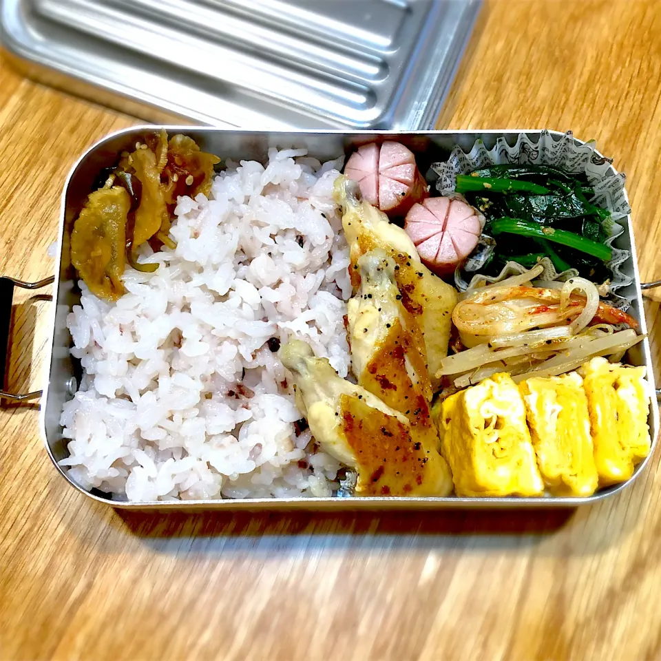 Snapdishの料理写真:サラ弁　　　　　　　　　　　　　　　　　　鶏手羽中ソテー　カニカマともやしのマヨ炒め　ほうれん草お浸し　卵焼き　ウインナー|じゅんさんさん