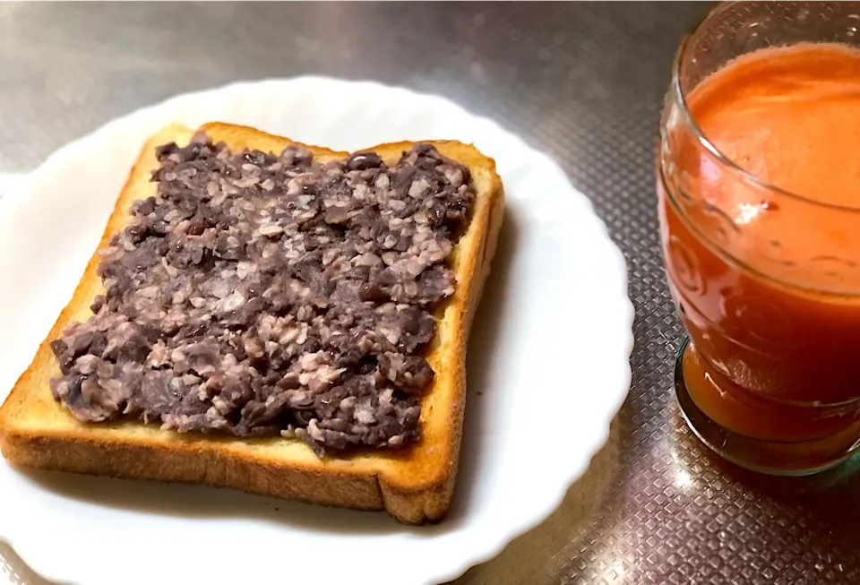 今朝の朝食・・・発酵あんバターと ニンジン🥕りんご🍎ジュース🍹                                発酵アンコを作りました  甘みが少し足りなかったので 甘こうじを足してみました|ブンタさん