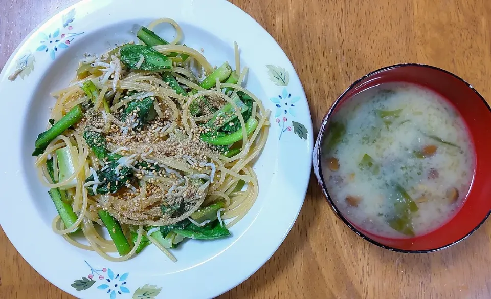 Snapdishの料理写真:2022 0122 しらすと小松菜のレモン醤油ペペロンチーノ　なめことわかめのお味噌汁|いもこ。さん