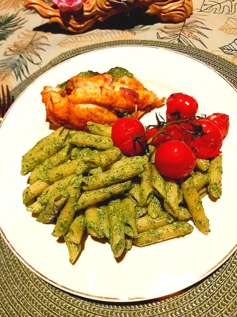 pasta met pesto en kip met kerstomaatjes|Evy Claesさん