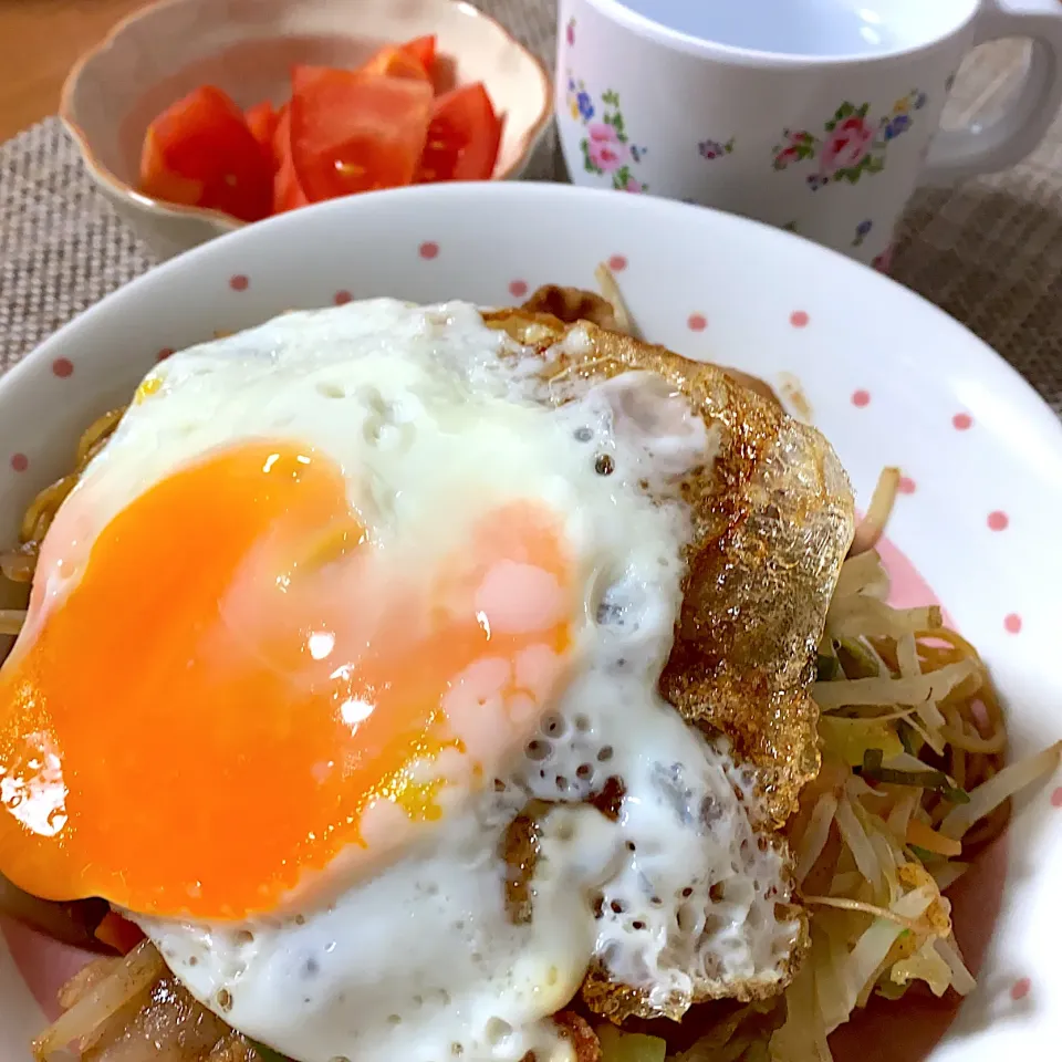 焼きそば目玉焼き乗せ、トマト|ひまさん