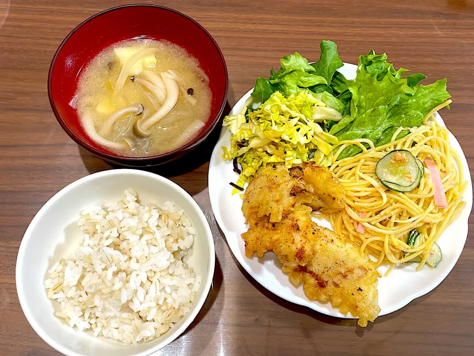 Snapdishの料理写真:とり天　人参スパサラ　キャベツの塩昆布和え　しめじとじゃがいもの味噌汁|おさむん17さん