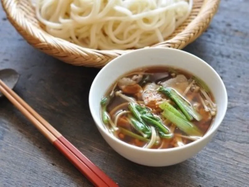 Snapdishの料理写真:肉汁つけうどんの人気レシピ！小松菜とえのきで具だくさん料理 #AllAbout|All About 料理レシピさん