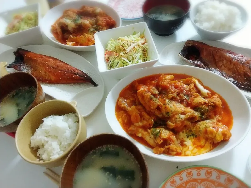 夕食(*^^*)
鶏肉と野菜のチーズトマト煮(キャベツ、玉ねぎ)
鯖みりん焼
キャベツとカニカマのチキンラーメンサラダ🥗
ごまスープ|プリン☆さん