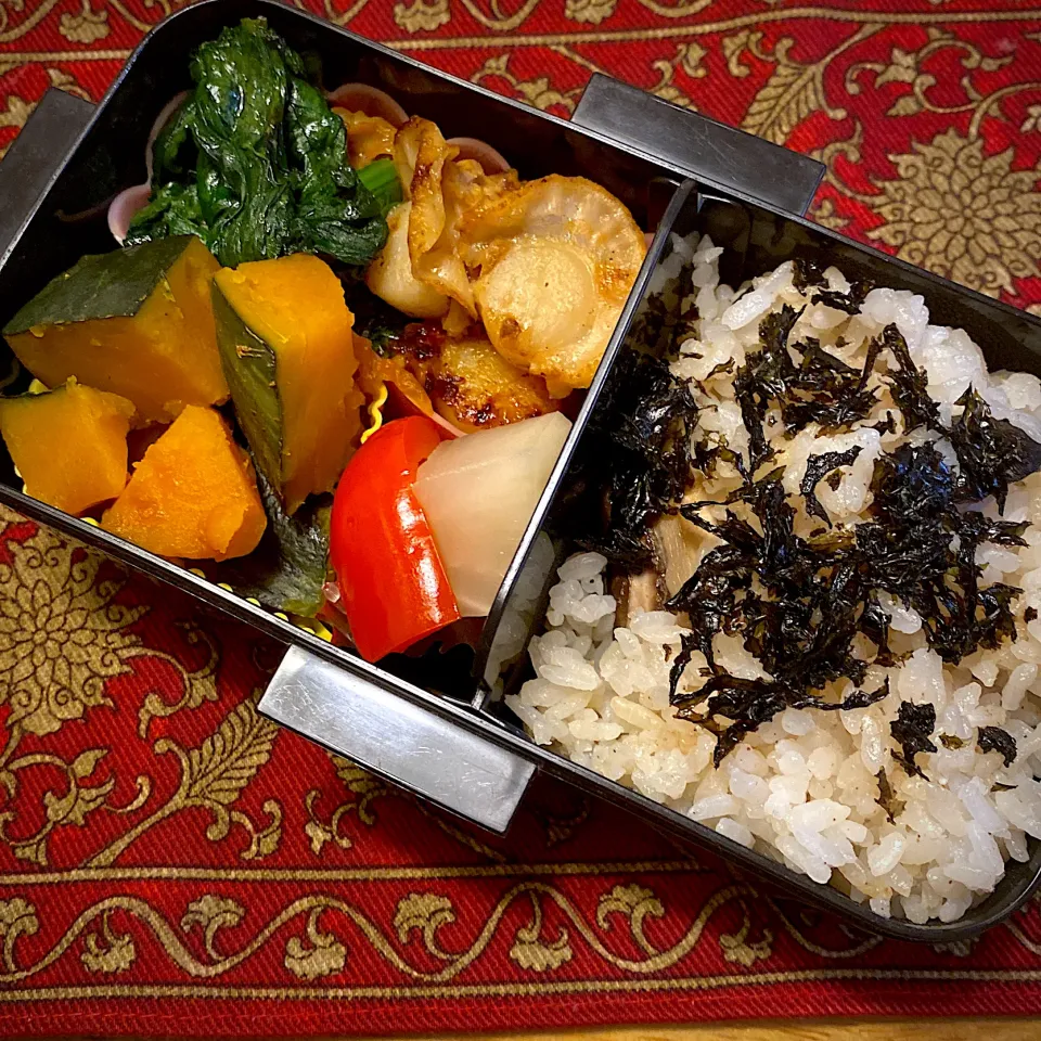 ベビー帆立とほうれん草のバター醤油炒めと、南瓜の煮物と、野菜のピクルスと、海苔ご飯弁当|もえさん