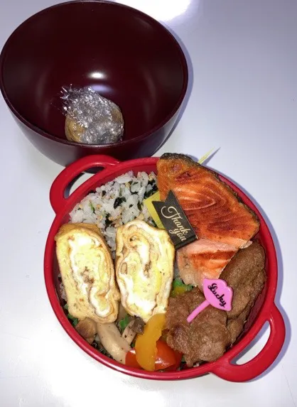 Snapdishの料理写真:パパ弁。🌟卵焼き🌟鮭🌟エリンギのバターポン酢炒め🌟パプリカのレンチンピクルス🌟nextカルビ🌟ワカメご飯。🌟みそ玉カルビは見た目、完全な肉🤣油が固まらないから、お弁当向きかも。|Saharaさん