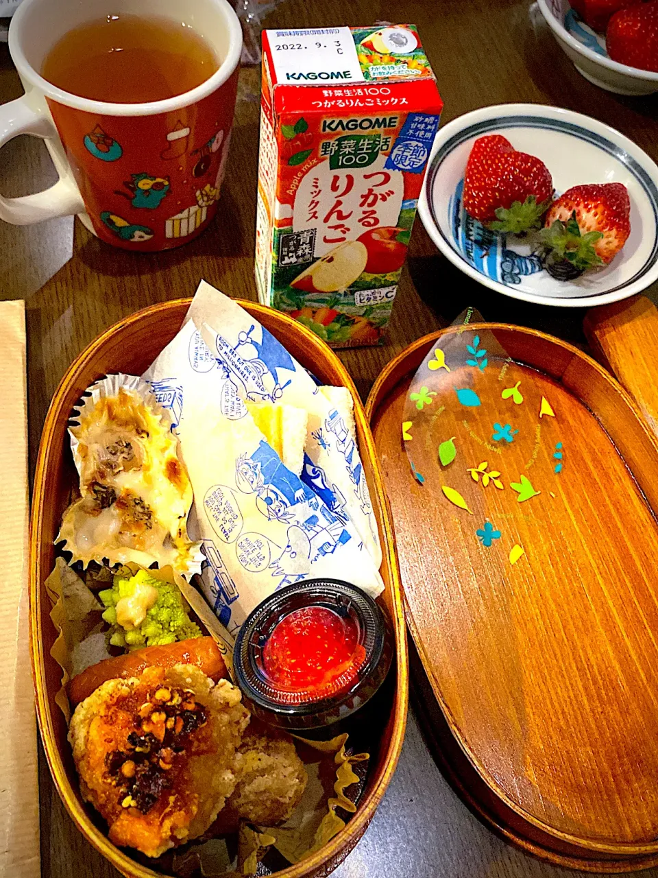 Snapdishの料理写真:お弁当🍱　ハムチーズホットサンド　うずら卵のクリームグラタン　ソーセージソテー　鶏竜田揚げ　食べるラー油　蒸しカリフラワーロマネスコ　胡麻ペースト　苺　りんご野菜ジュース　ほうじ茶|ch＊K*∀o(^^*)♪さん