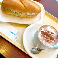 Snapdishの料理写真:アボカドサーモンサンド🌭ボッチランチ😋🍴|Cocoさん