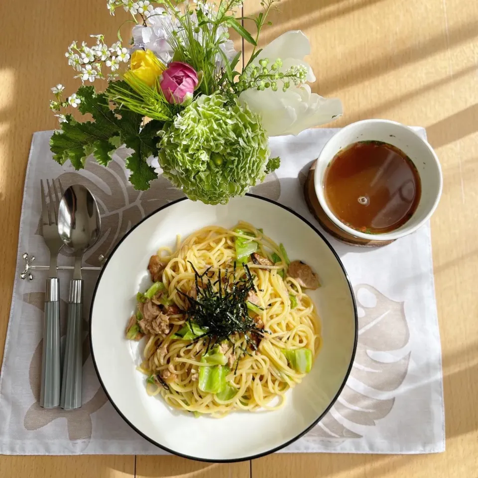 Snapdishの料理写真:2/1❤︎娘のパスタランチ🍝🌱
春キャベツとツナの旨みたっぷりだしペペロンチーノ😉|Makinsさん