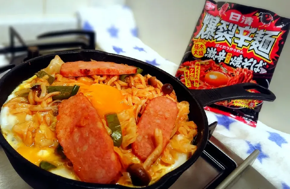 Snapdishの料理写真:爆裂辛麺❤️激辛焼きそば
#日清食品
#極太大盛|GGGさん