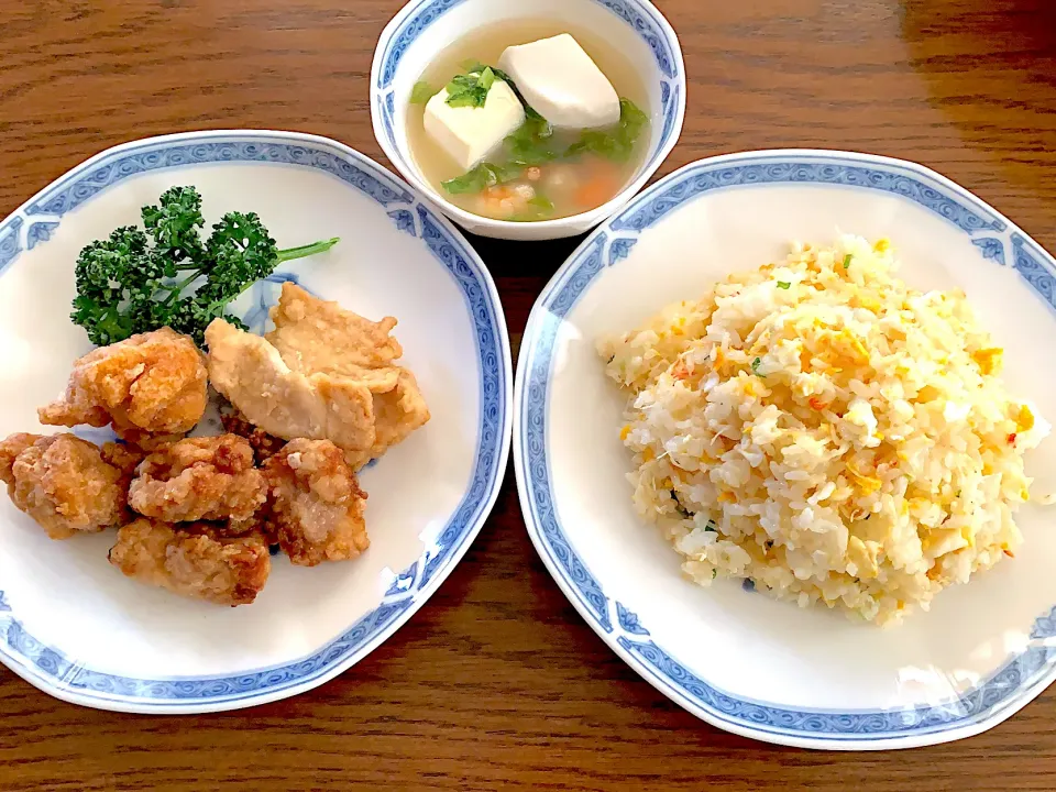 Snapdishの料理写真:ズワイガニの炒飯🦀鶏肉の唐揚げ🍅海老と豆腐のスープ🦐今日の昼食20220201|rococoさん