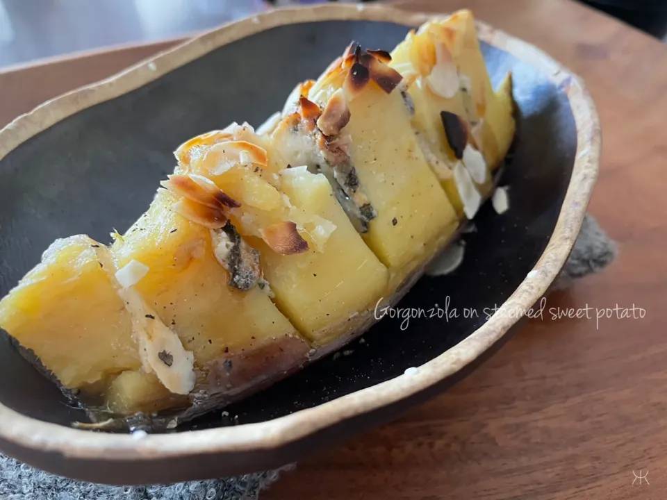 OMさんの料理 Gorgonzola on steamed sweet potato/蒸したサツマイモにゴルゴンゾーラ|yucca@さん