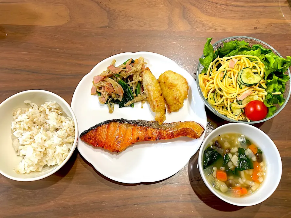 焼き鮭　とり天　ほうれん草としめじのバター醤油炒め　もち麦入野菜スープ　サラスパ|おさむん17さん