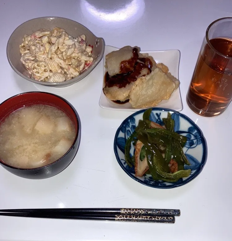 晩御飯。🌟イカ天🌟ピーマンとちくわのきんぴら🌟マカロニサラダ🌟みそ汁（麩、玉ねぎ）甘味が欲しいー｡ﾟ(ﾟ´ω`ﾟ)ﾟ｡大量のぶどう糖食べようかな。|Saharaさん