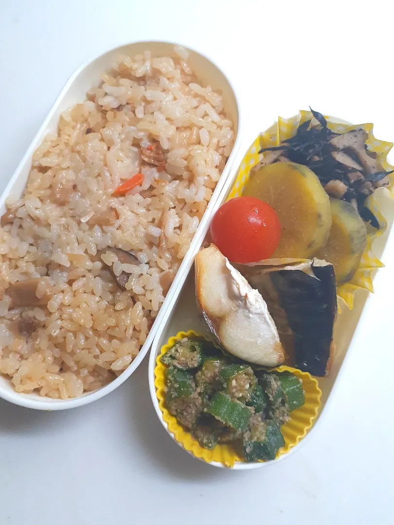 ☆中学生弁当☆炊き込みご飯、ひじき、薩摩芋甘煮、ミニトマト、鯖、オクラゴマ和え|ｼｮｺﾗさん