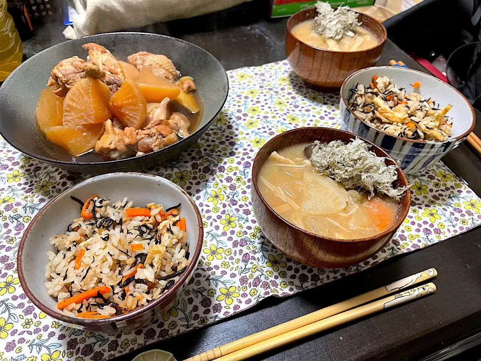 Snapdishの料理写真:晩ごはん★手羽元と大根の煮物、ひじきごほん、みそ汁|ハルさん