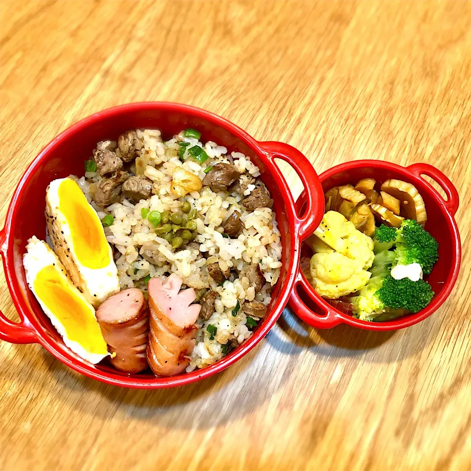 Snapdishの料理写真:牛ヒレのガーリック炒飯　目玉焼き　カリフラワーのカレーマヨ和え|じゅんさんさん