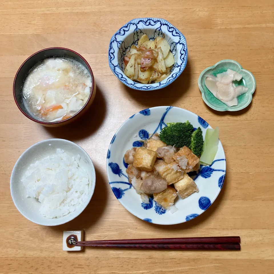 Snapdishの料理写真:鶏肉と厚揚げのおろしめんつゆポン酢とジャーマンポテト🥔|ちゃみこさん