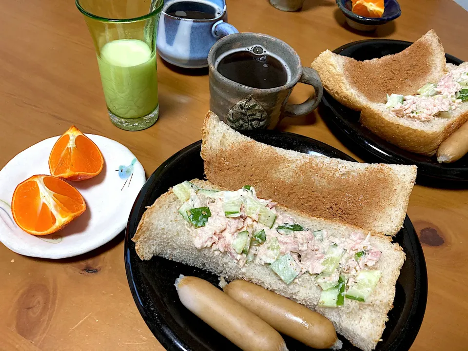 朝焼き甘酒食パンで〜甘こうじ蜂蜜シナモントースト🍯、ツナオープンサンド、マンダリンみかん、穀物コーヒー、飲むヨーグルト❤️2/1朝ご飯|さくたえさん