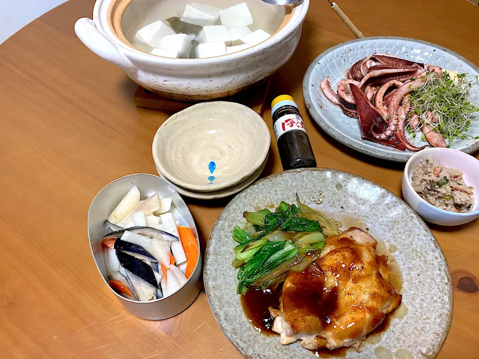 照り焼きチキン、イカのバターソテー🦑、湯豆腐、自家製糠漬け|さくたえさん