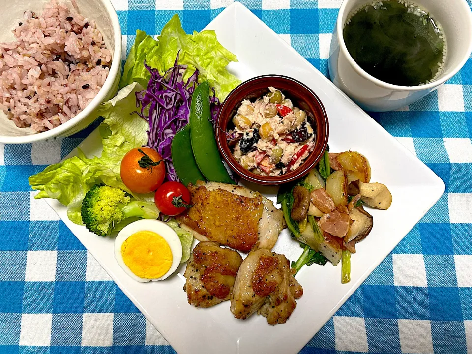 チキンレモンペッパー焼き、カブとエリンギベーコン塩胡椒炒め、豆とパプリカのツナサラダ、ワカメスープ、ゆで卵、茹でスナップエンドウサラダ|jackybeanさん