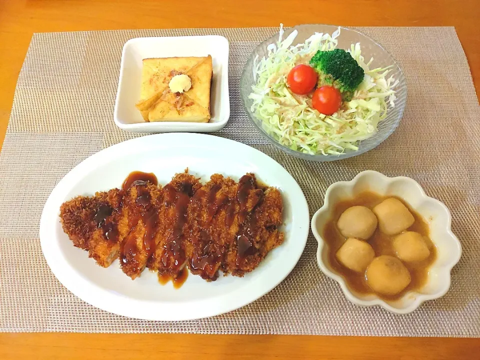 Snapdishの料理写真:☆トンカツ
☆生野菜サラダ
☆里芋味噌煮
☆焼き生厚揚げ|chikakoさん