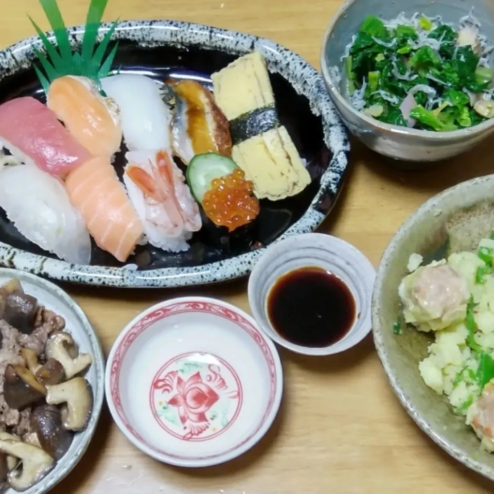 2022.2.2
チジミホウレン草とちりめん酢の物
牛肉と生シイタケの炒め物
市販の握り寿司
ポテトサラダと551の蝦焼売|tamikichiさん