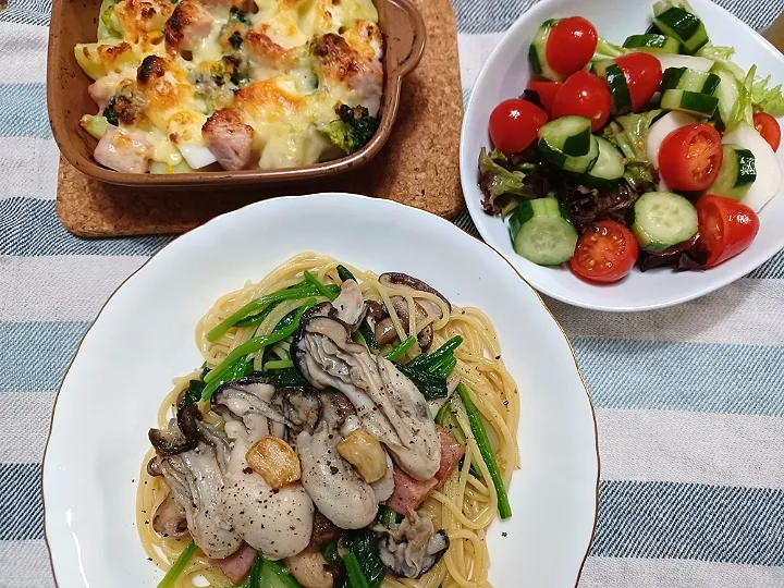 牡蠣スパゲティとハム野菜のマヨチーズ焼き、サラダ|ぱいんてーるさん