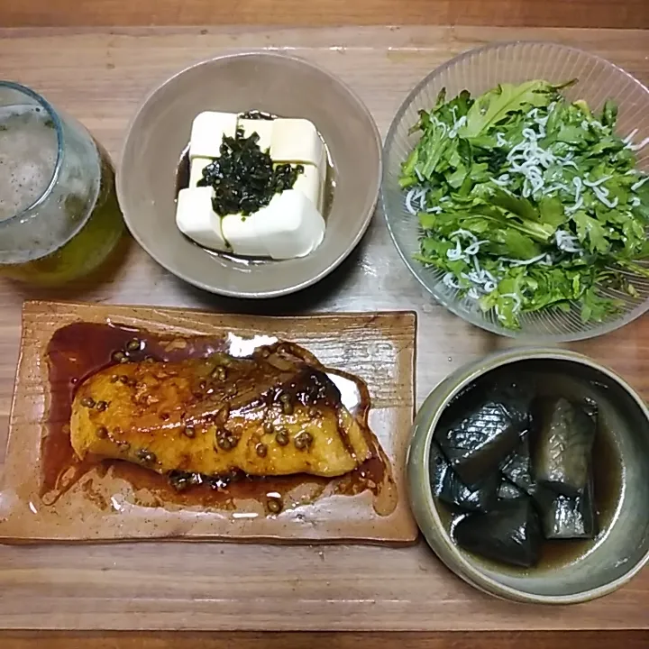 Snapdishの料理写真:20220202
鰤の照り焼き
春菊のナムル
ニラ醤油かけ豆腐
茄子の炊いたん|noccoさん