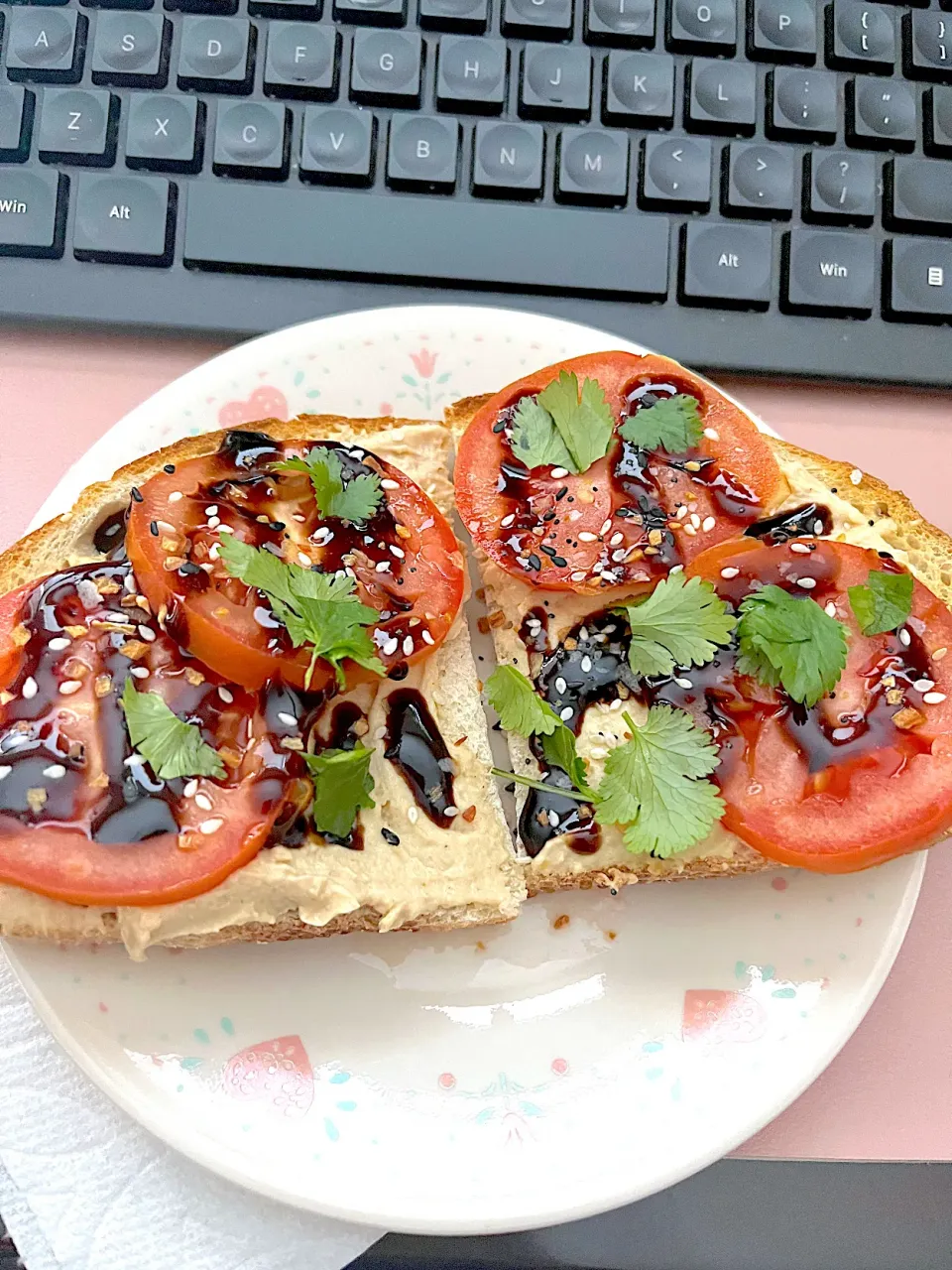 Sourdough toast topped with hummus, tomato, balsamic glazed, & cilantro sprinkled everything bagel seasoning😍|🌺IAnneさん