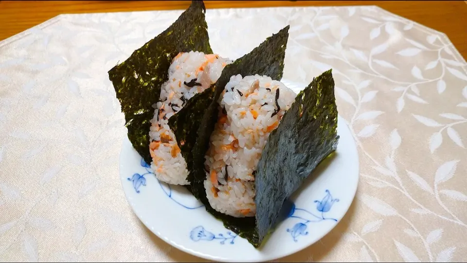 2/2の夜勤弁当
おにぎり🍙|卯月さん