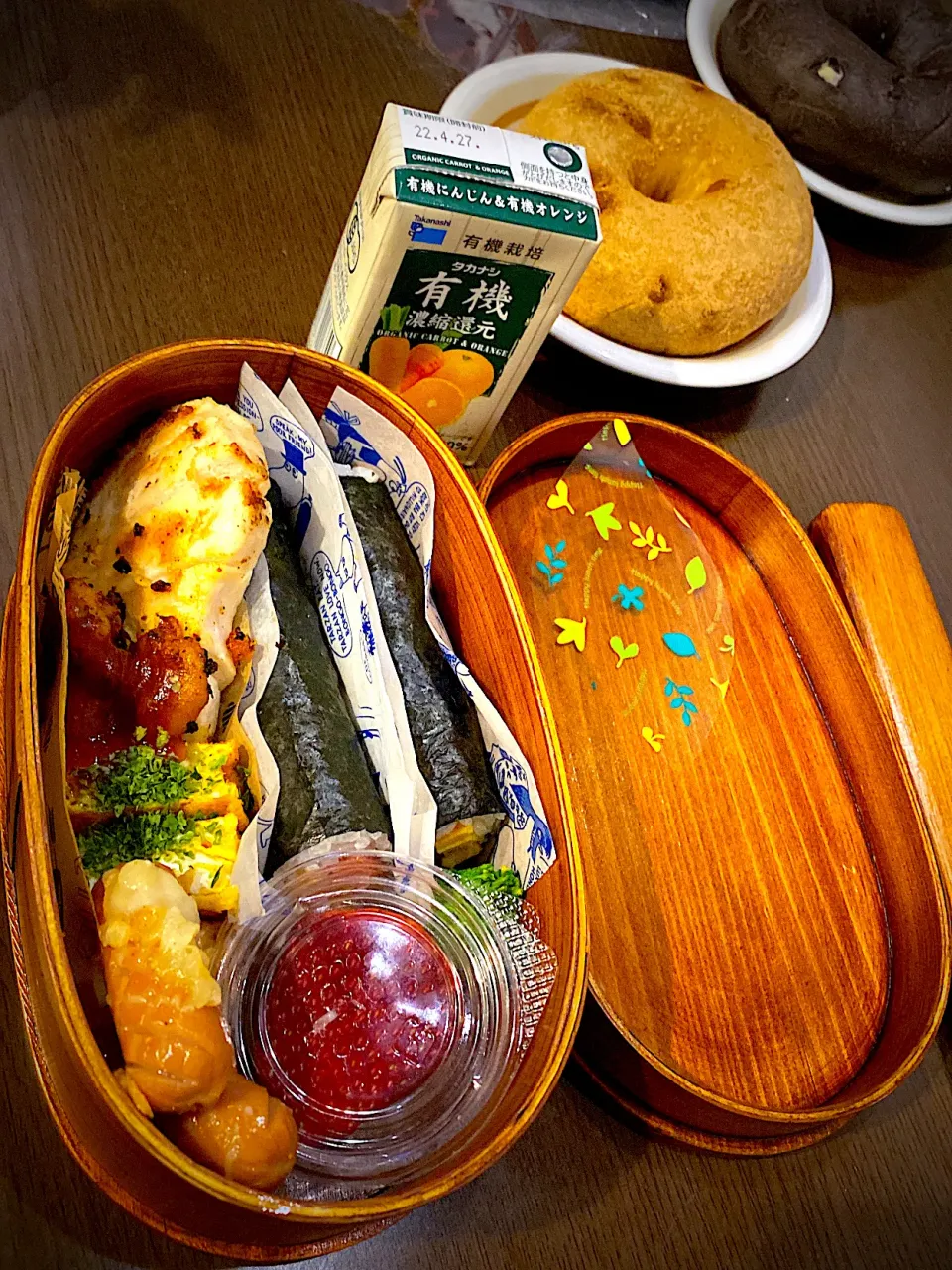 Snapdishの料理写真:お弁当🍱　ボロニアソーセージの海苔巻き　ローストチキン　レモンペッパー　ローストシュリンプ　干し海老の出し巻き卵　ソーセージチーズソテー　菜の花のお浸し　苺　野菜ジュース　ほうじ茶|ch＊K*∀o(^^*)♪さん